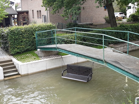 Hederbrücke mit Bank Hederbrücke mit Bank